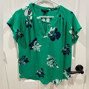 Banana Republic Green Floral Short-Sleeve V-Neck Blouse
